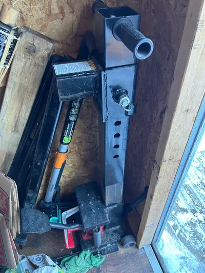 Heavy duty. I think it’s 3 ton foot powered hydraulic log splitter. Works great.