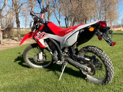 Dual purpose street legal 2015 Honda CRF250L, excellent condition with very low mileage only 5,700km...