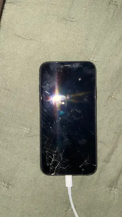 Selling an iPhone XR. • Powers on and charges • Screen is badly cracked and display glitches due to...