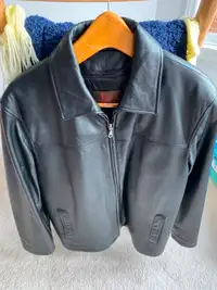 Danier Mens leather jacket size XL excellent condition