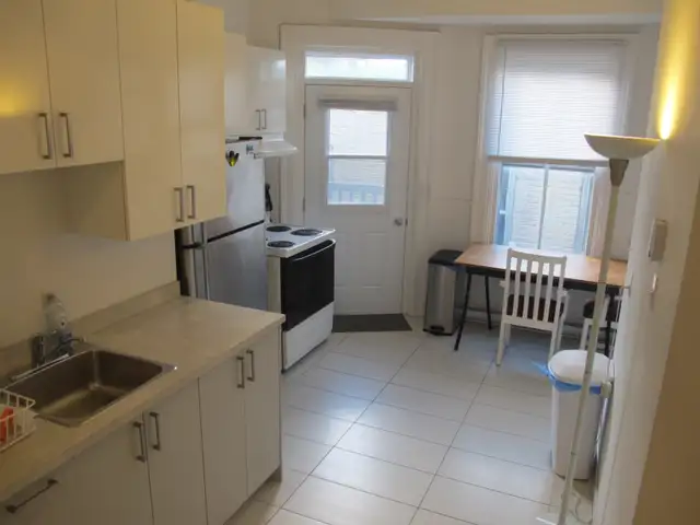 Big Furnished Room in elite Downtown location | Aug or Sept in Long Term Rentals in City of Montréal - Image 9