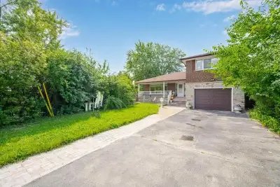 14 Axsmith Crescent is located in a quiet, family-friendly neighborhood in North York’s Don Valley V...