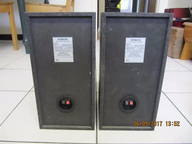 Classic Hitachi HS-AX15 Black Wood Bookshelf Speakers Circa1990s in Arts & Collectibles in Mississauga / Peel Region - Image 4