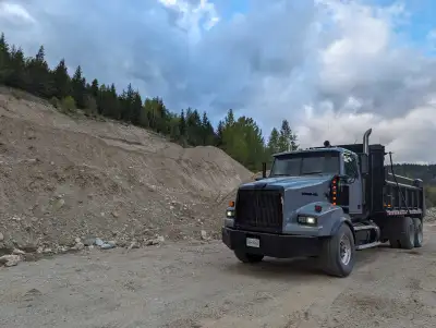 2004 Western Star 4900 Tandem gravel truck 18 Spd Eaton and full lockers Bridgestone steer tires 60%...