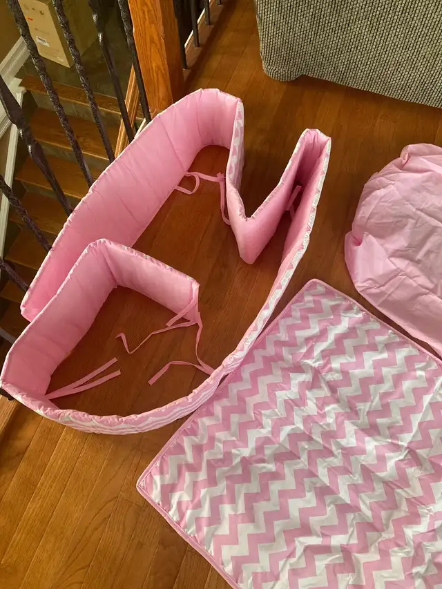 Mini crib bedding/sheets set in Cribs in London - Image 4