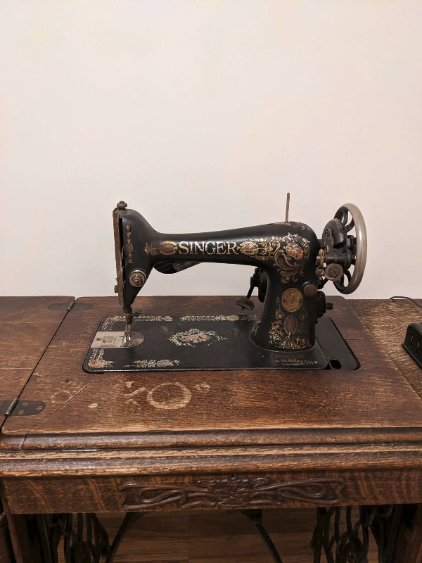 Antique Singer Sewing Machine in Arts & Collectibles in City of Toronto - Image 3