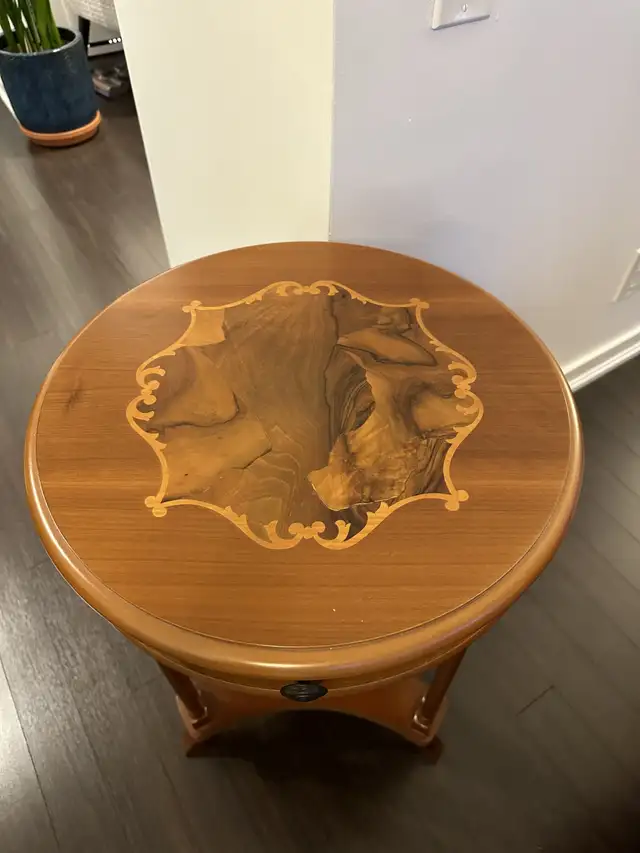 Round antique wood console table in Other Tables in City of Toronto - Image 3