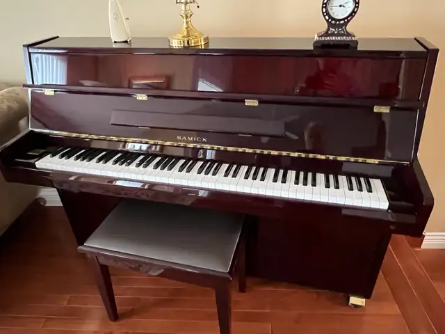 Piano by Samick (quality Manufactured) in Pianos & Keyboards in Laval / North Shore - Image 2