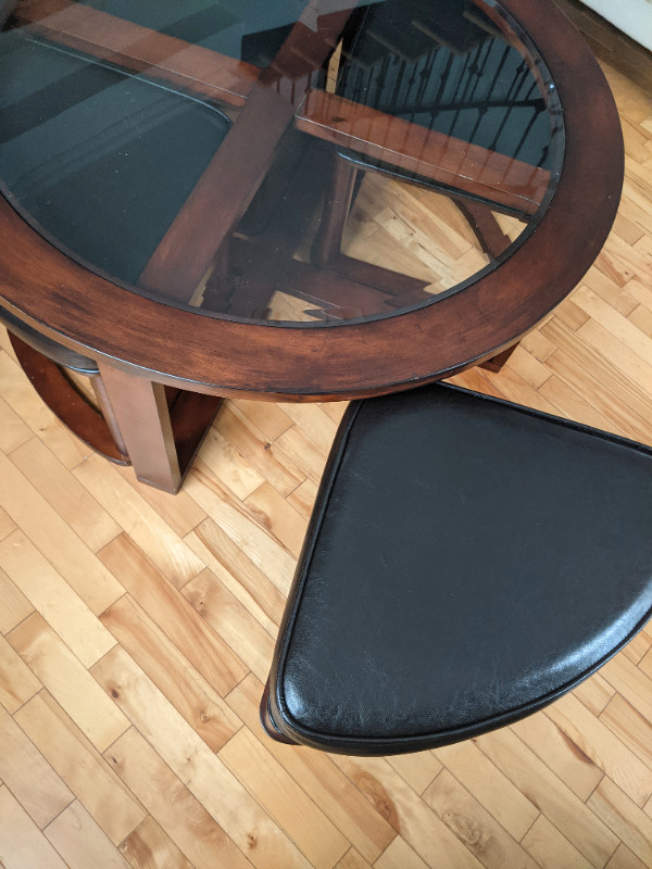 Round coffee table with 4 leather benchs in Coffee Tables in Moncton - Image 2