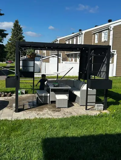 Pergolas 10x10 à vendre n’a que deux ans (Les autres meubles ne sont pas à vendre) peut venir avec l...