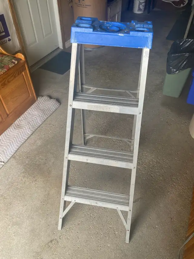 3’ Aluminum Ladder in Ladders & Scaffolding in Norfolk County - Image 3