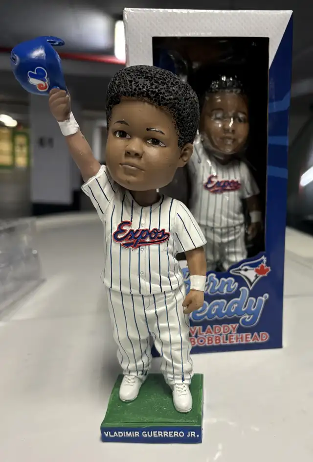 RARE blue jays Playoff pin or Vlad & Dad Bobbleheads in Arts & Collectibles in City of Toronto - Image 12