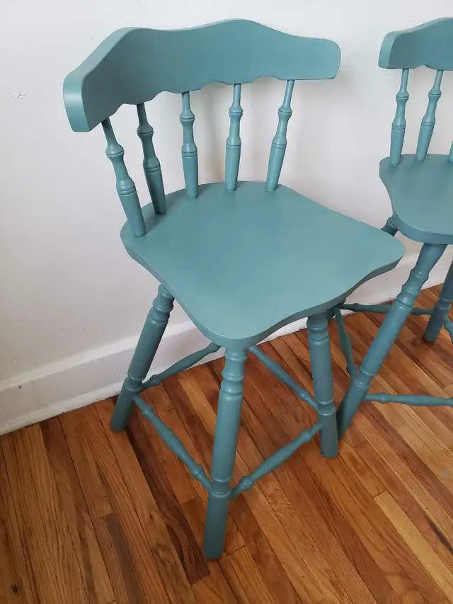 Gorgeous Refinished Solid Wood Aspen Valley Swivel Bar Stools in Chairs & Recliners in Kingston - Image 5