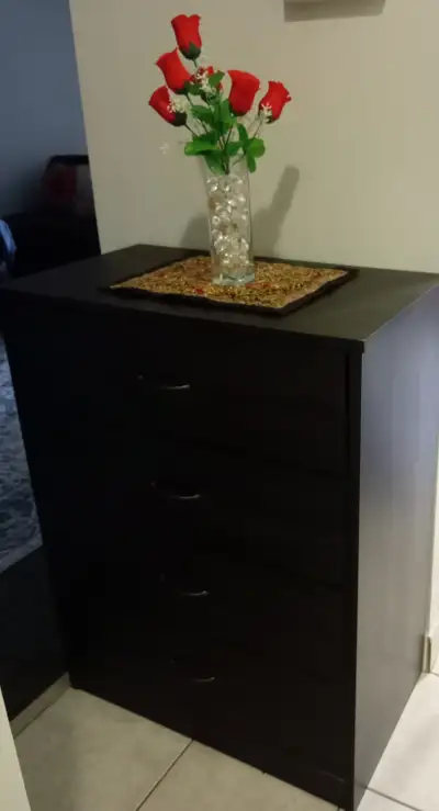 4 Drawer Dresser used and in a very good condition. Approx dimensions 3 ft H x 27inch W x 16inch D C...