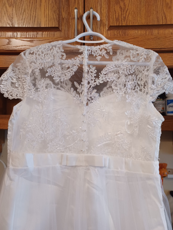 Seriah Wedding Dress, Lace, Large, White in Wedding in Oshawa / Durham Region - Image 3