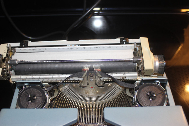 Vintage Smith Corona Electra 210 Typewriter in Arts & Collectibles in City of Toronto - Image 4