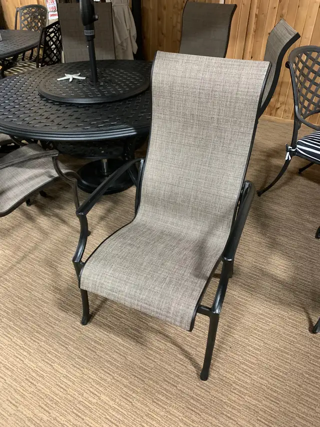 OUTDOOR LARGE ROUND ALUMINUM PATIO TABLE & 6 CHAIRS in Patio & Garden Furniture in Oakville / Halton Region - Image 5