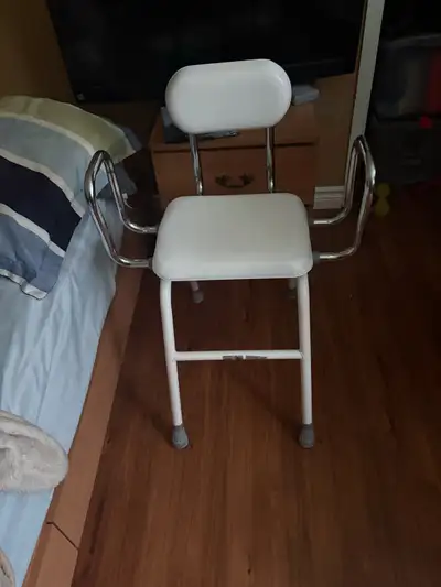 Chaise pour douche ou bain. Neuf, aucune rouille.