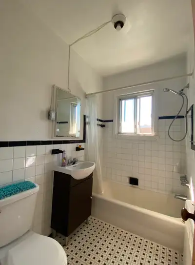 Bonjour, Nous avons un grand 3 1/2 (une chambres fermées) dispo immédiatement situé dans le quartier...