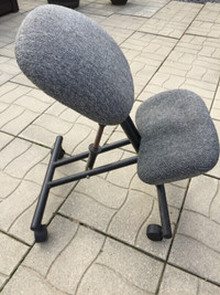 Chaise ergonomique pour dessinateur ou thérapeute
