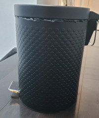 Garbage bin: black