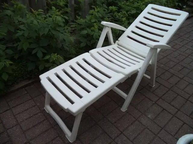 chaise longue en pvc in Patio & Garden Furniture in Longueuil / South Shore - Image 3