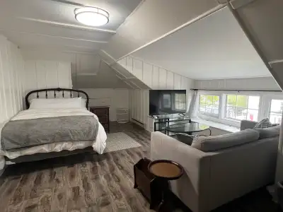 Fully furnished Bachelor Suite