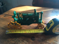 Petit tracteur antique John Deere