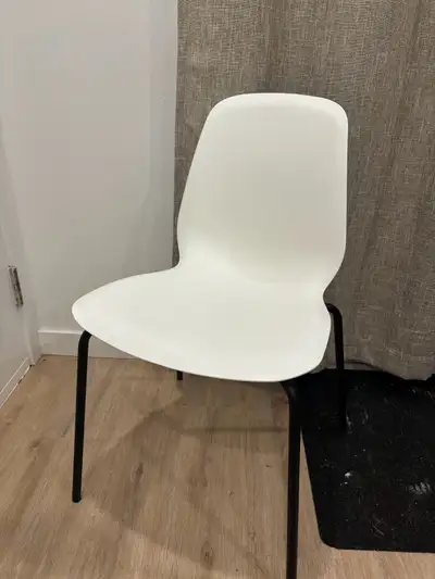 5 Chaises en parfaite condition Vendues 40$ chaque chez IKEA Prix demandé: 25$ chaque ou 100$ pour l...