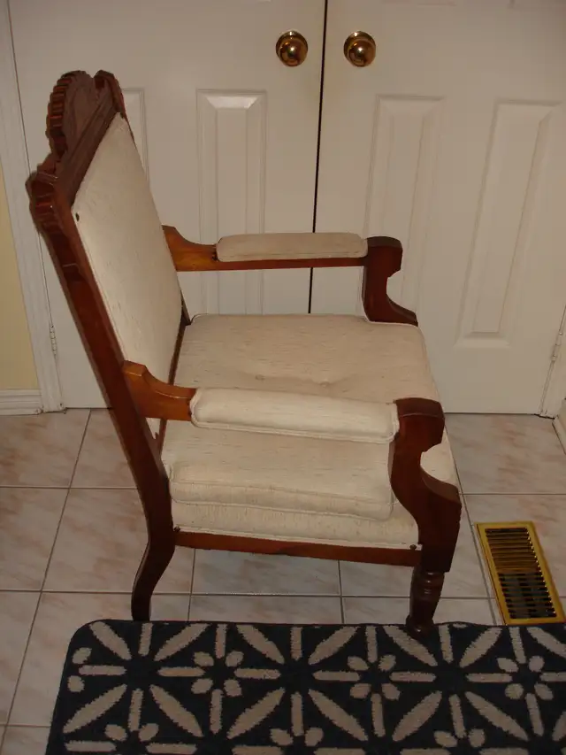 Antique Eastlake arm chair in Chairs & Recliners in Markham / York Region - Image 3
