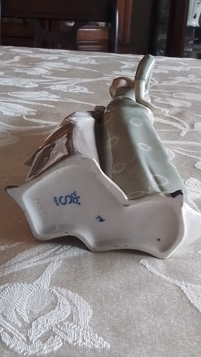 GDR CROWN MOTHER/DAUGHTER PORCELAIN FIGURINE in Arts & Collectibles in City of Toronto - Image 4