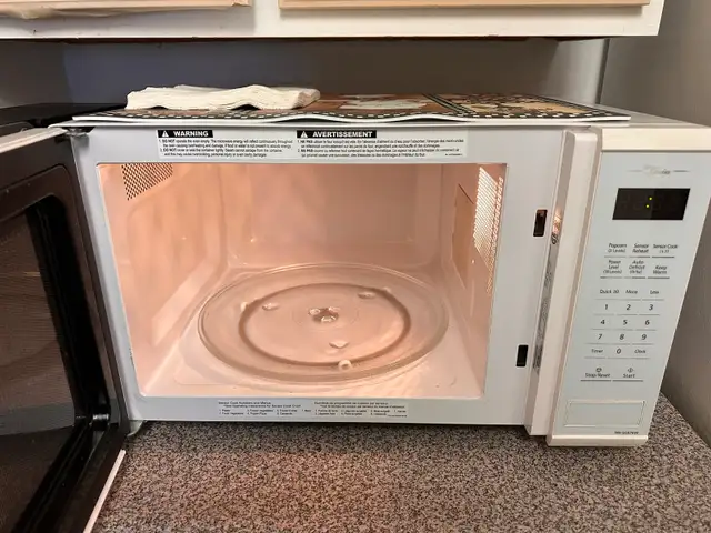 Panasonic microwave white in Microwaves & Cookers in City of Toronto - Image 3