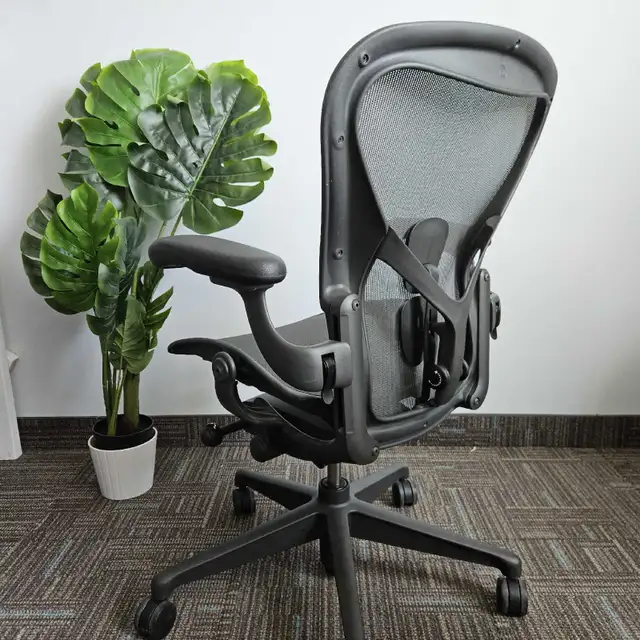 Herman Miller aeron remastered size b in Chairs & Recliners in City of Toronto - Image 6