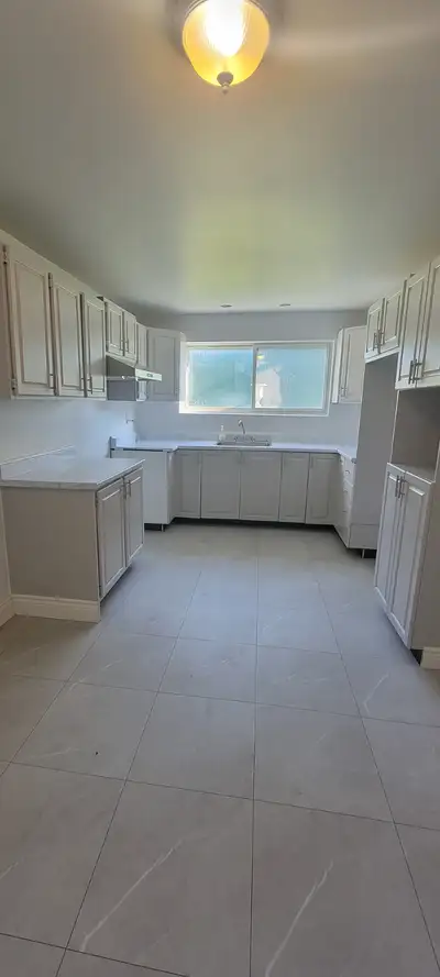 4 1/2 À LOUER À LONGUEUIL Grand 4-1/2 très lumineux dans un semi-sous-sol d'un triplex. Situé sur le...