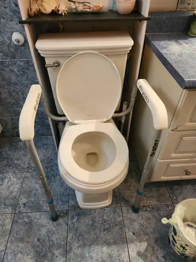 Accessoires de salle de bain. Toilette...lavabo.. Meuble avec tiroirs de coin...Bonne condition.