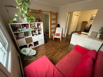 Logement situé à Lachine, bas de duplex. 2 chambres fermées et un grand salon double. Très propre et...