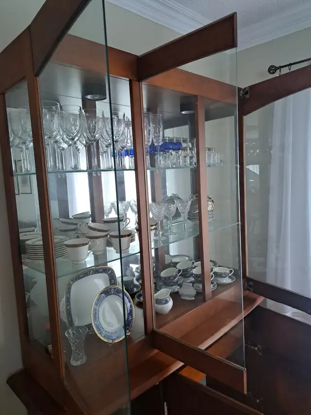 Solid wood cabinet with build in light in Hutches & Display Cabinets in Mississauga / Peel Region - Image 5