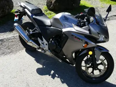 2015 Honda CBR 500R that is Metallic silver with 5266KMS. It’s a great commuter, fuel efficient and...