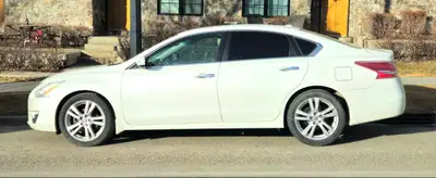 I have for sale the 2013 Nissan Altima 3.5 SL with 244,600 km. Fully loaded car with back up camera,...