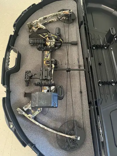 Left-Hand draw. Sanlida Dragon X8. 30-70 lbs draw. With carrying case.