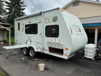 Mint condition, 3024 lb. dry weight SUV towable. Dual axle, Eq hitch, bars, fresh 6 volt batteries a...