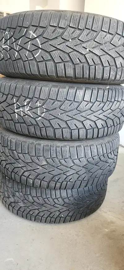 À vendre ensemble de 4 pneus d’hiver General Altimax Arctic 12, montés sur jantes d’acier 17 pouces....