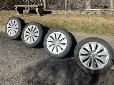 Roues avec pneus hiver vikings contact 7 de continental (235/55r19) qui étaient sur une Audi q5 hybr...