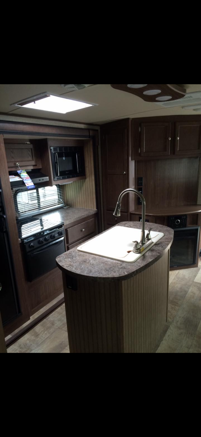 Roulotte avec terrain , patio , cabanon et gazebo. Roulotte 2016 avec 3 extensions, chambre enfants...