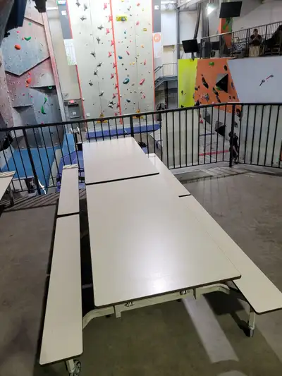 Grandes tables pliantes sur roues (grands espaces, école, cafétéria) 10 pieds de long, lorsque DÉPLI...
