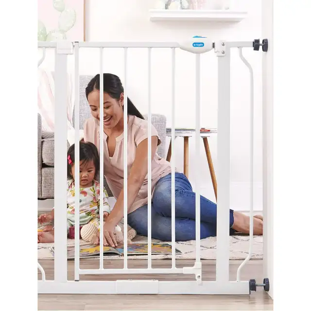 REGALO EASY OPEN EXTENDABLE EXTRA WIDE SAFTEY GATE - 29" - 47"  in Gates, Monitors & Safety in Barrie - Image 5