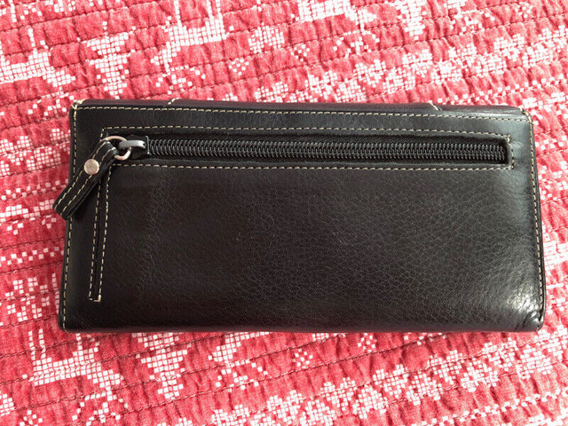 Brand New Genuine Leather Roots Wallet $100 in Women's - Bags & Wallets in City of Toronto - Image 4