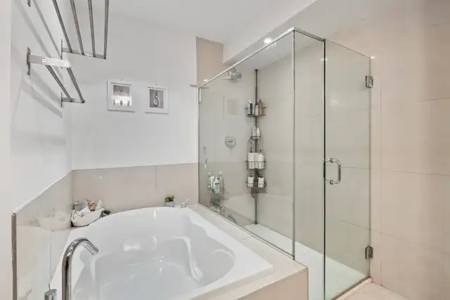 Upscale furnished rental in unbeatable location in Room Rentals & Roommates in City of Montréal - Image 13