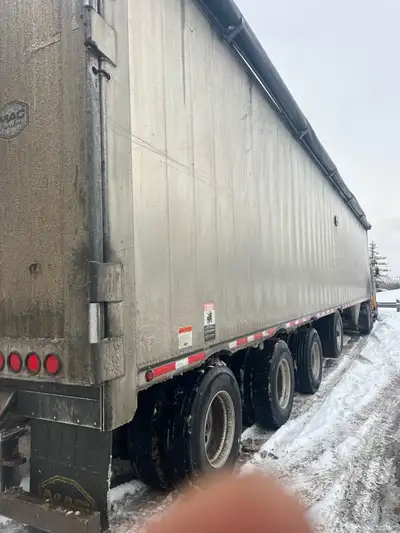 2015 Mac Walking Floor Four Axle Trailer. New floor installed one year ago by Walking Floor Internat...