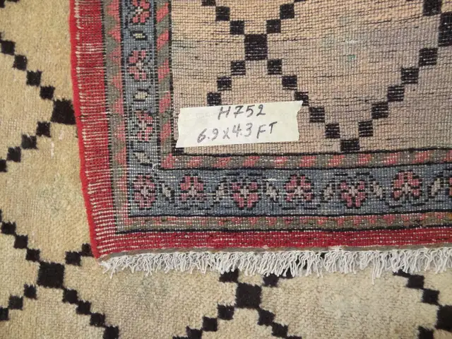 Vintage Wool Handmade Persian rug,6.9 x 4.3 ft,one-of-a-kind in Rugs, Carpets & Runners in Markham / York Region - Image 6